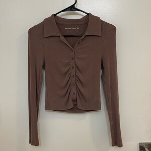 Abercrombie Long-Sleeve Ruched Polo Top in Taupe Brown - size XS